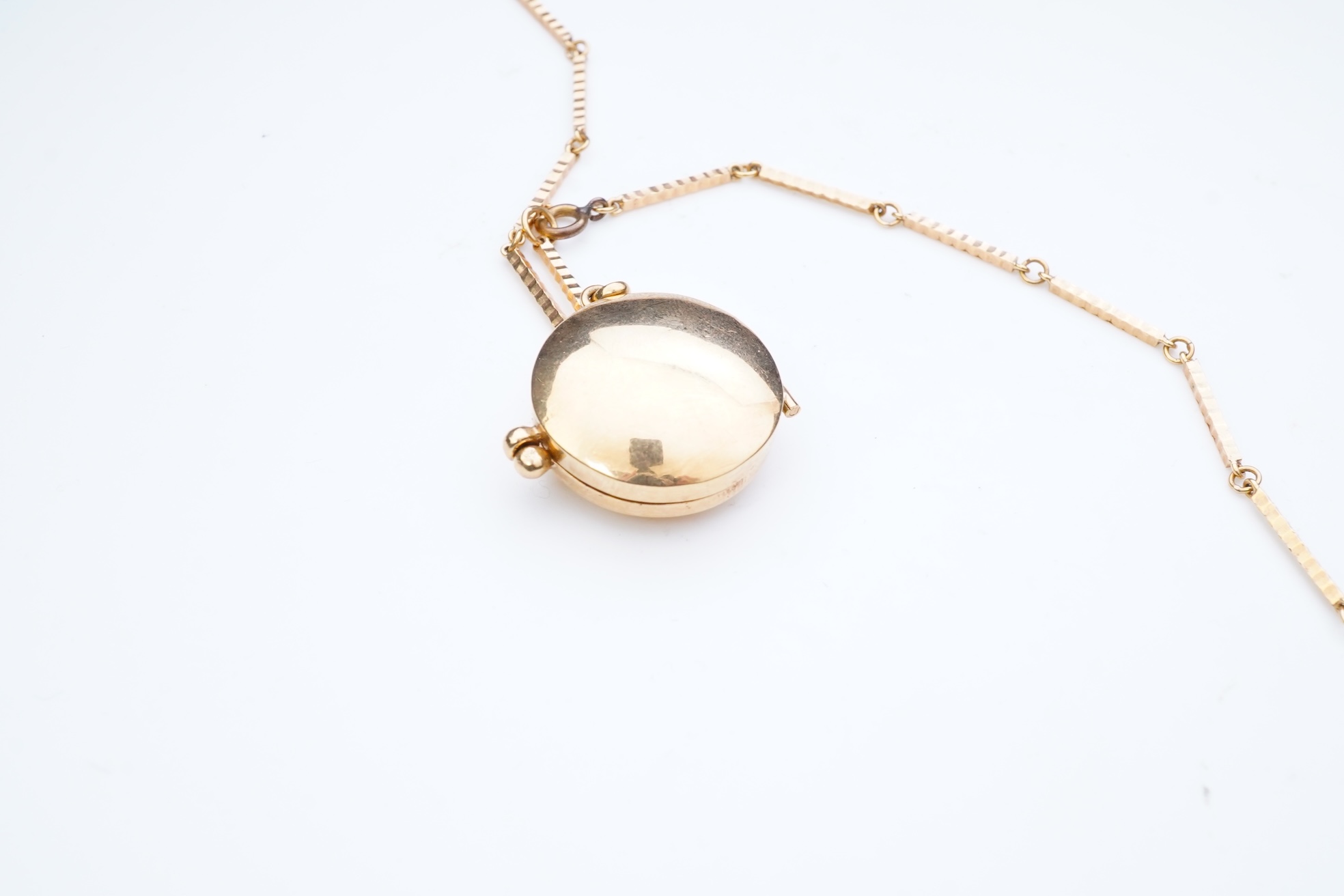 A locket pendant and chain, early 20th century